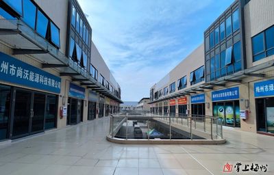 鸿慧科技践行社会责任，免租三年助力商户纾困显担当